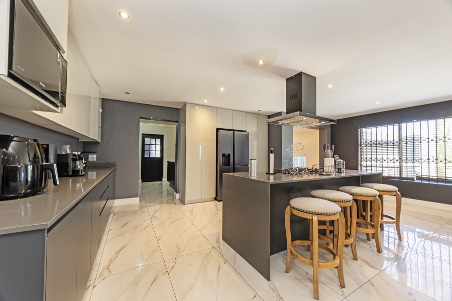 5 Bedroom Property for Sale in Haasendal Western Cape